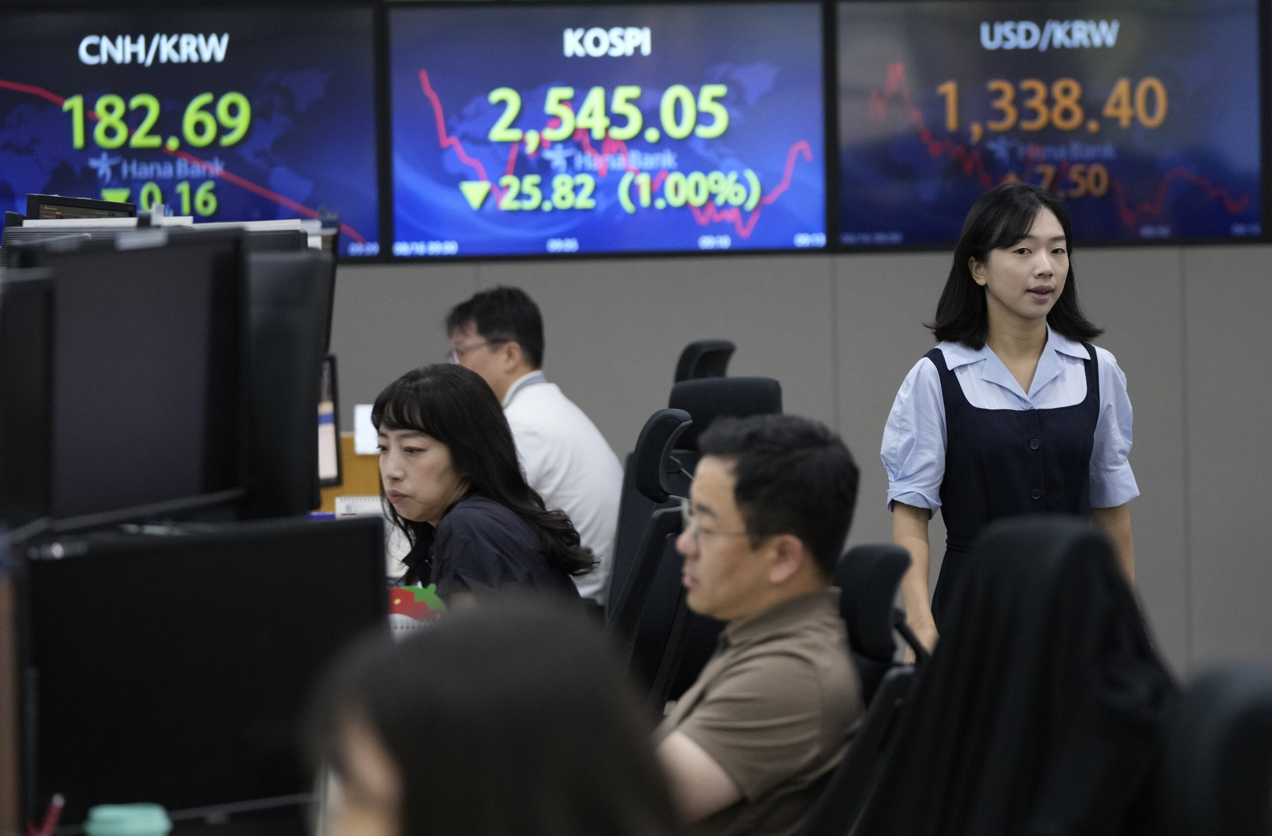 Asian Stocks Drop as China Growth Worries Resurface