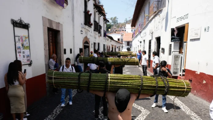 Suspected Kidnapper Brutally Beaten to Death by Mob in Mexico on Eve of Holy Week Procession