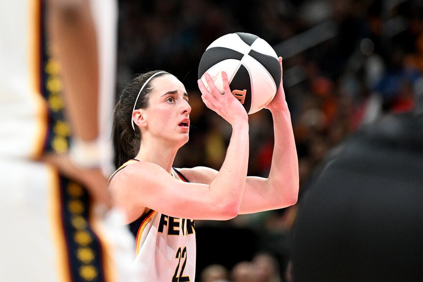 Caitlin Clark Breaks Records and Meets Olympic Legends: A Night to Remember for Indiana Fever"